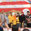 Juara 1, 2 dan 3 Erlangga Teacher of the Year 2011 jenjang SD/MI berfoto bersama para dewan juri.