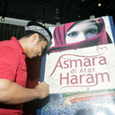 Tanda Tangan untuk Grand Launching Novel Asmara Di Atas Haram