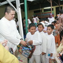 Pembagian alat perlengkapan sekolah