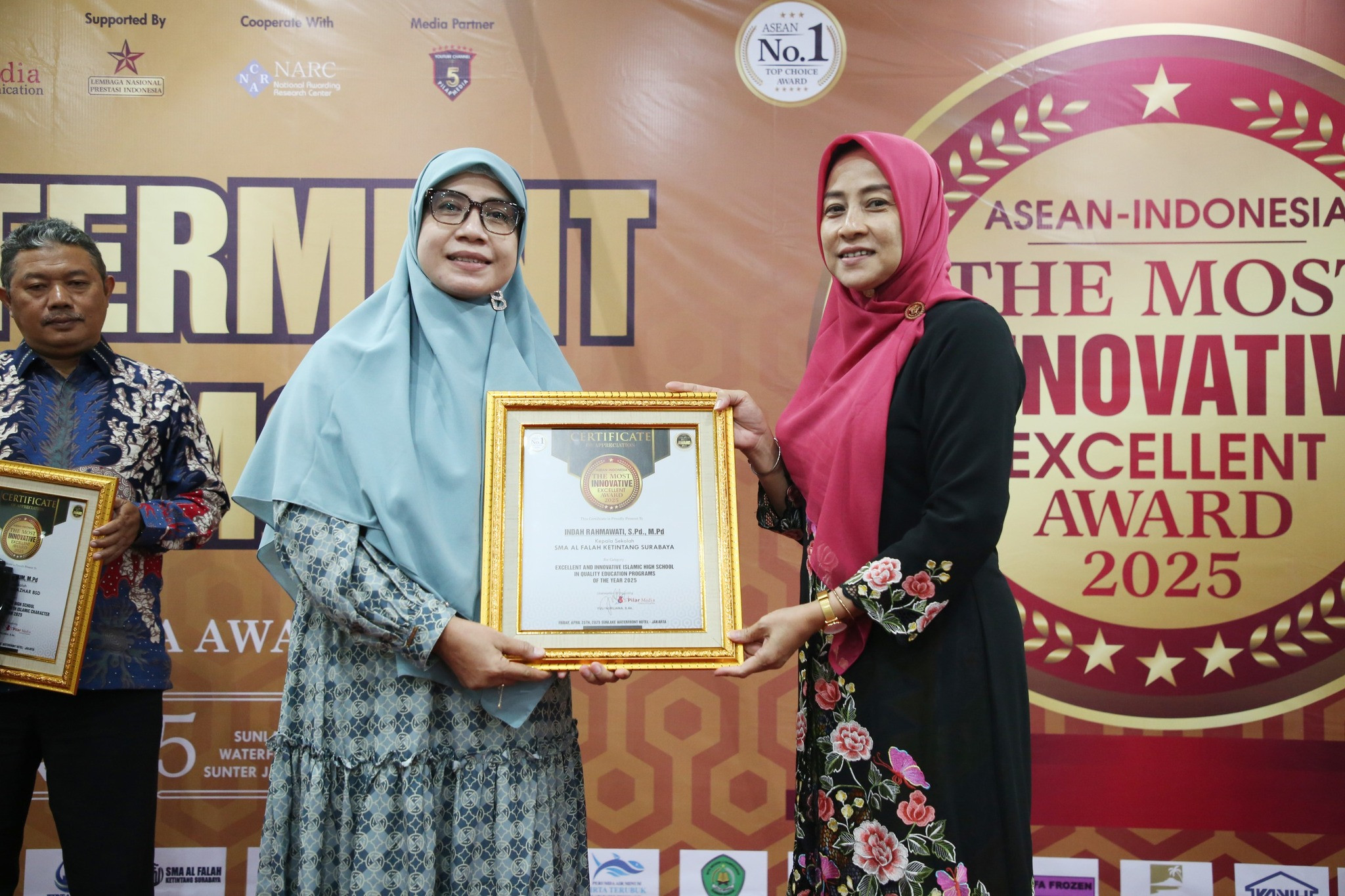 SMA Al-Falah Surabaya Raih Penghargaan di 5 Pilar Media Award 2025