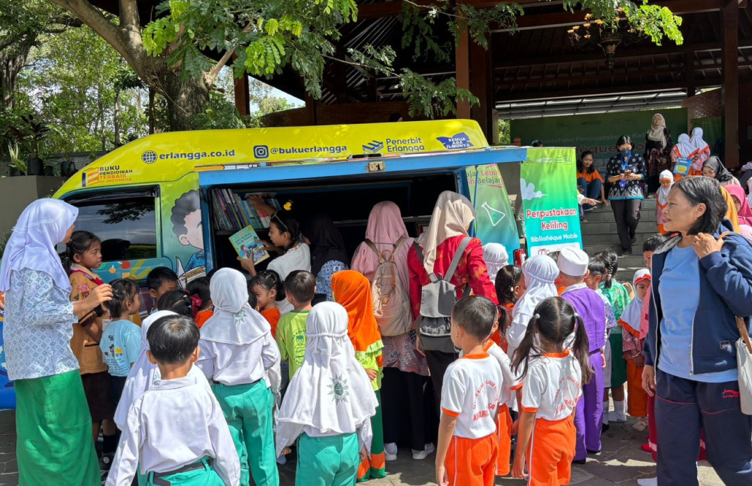 IFI dan Penerbit Erlangga Ajak Anak Surakarta Gemar Membaca Lewat Perpustakaan Keliling “BIMO”