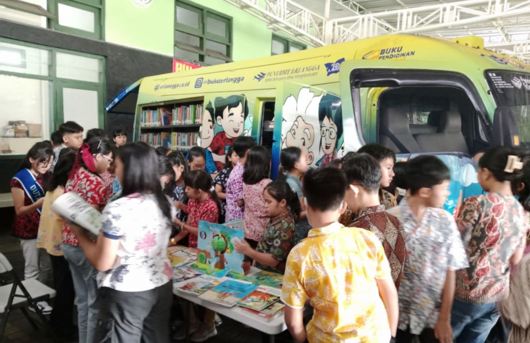 IFI dan Penerbit Erlangga Ajak Siswa SD Malang Mengenal Budaya dan Bahasa Prancis Lewat Roadshow “BIMO”