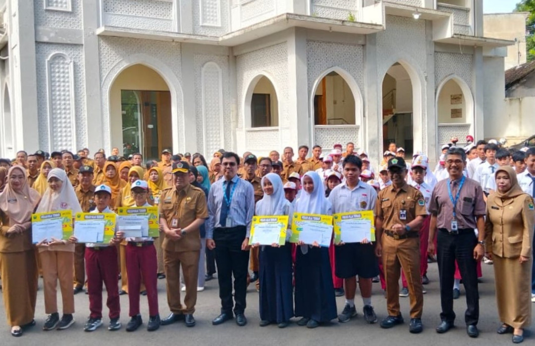 Penyerahan Hadiah Tryout TKA Akbar di Kota Malang