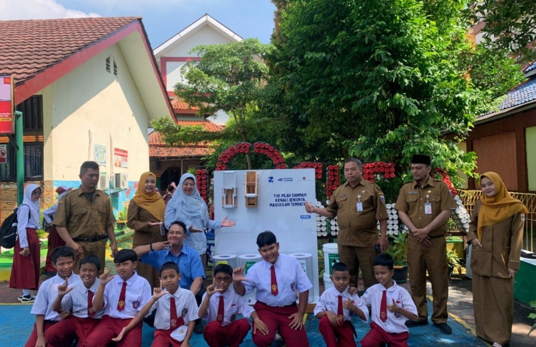 Edukasi Sejak Dini, Solidaritas Erlangga Distribusikan Alat Pilah Sampah ke SD Jakarta
