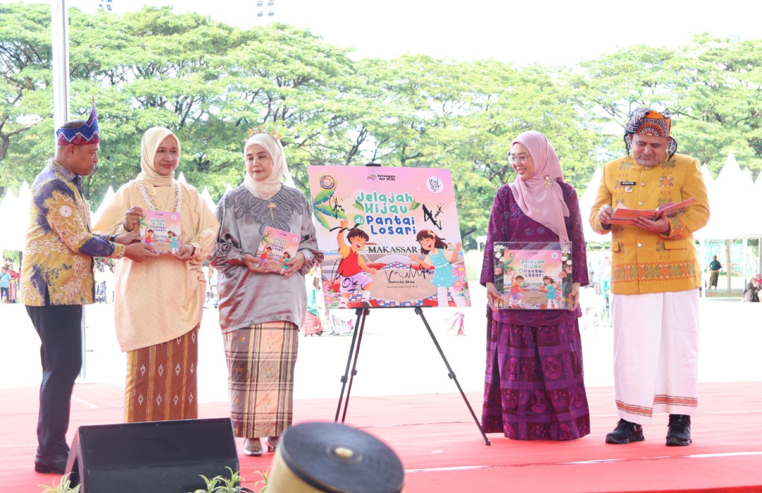 Dukung Literasi Lokal, Penerbit Erlangga Luncurkan Buku "Jelajah Hijau Pantai Losari" di Hari Pendidikan Nasional 2026
