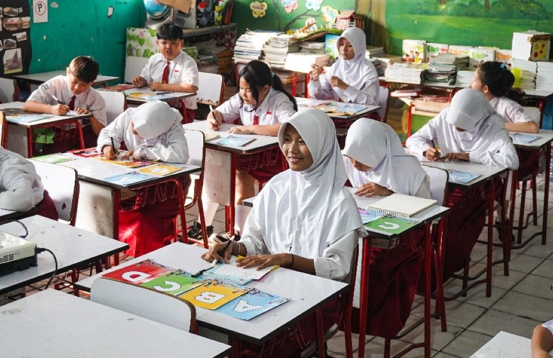 Penerbit Erlangga dan IASS Gelar "Literacy Campaign" di SDN 02 Neglasari