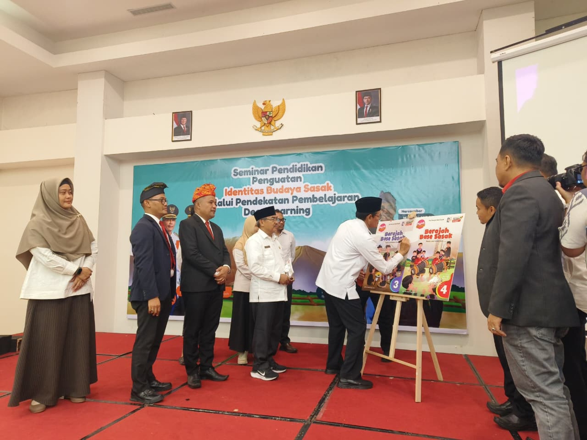 Seminar Pendidikan - Penguatan Identitas Bahasa Sasak Melalui Pendekatan Pembelajaran Deep Learning